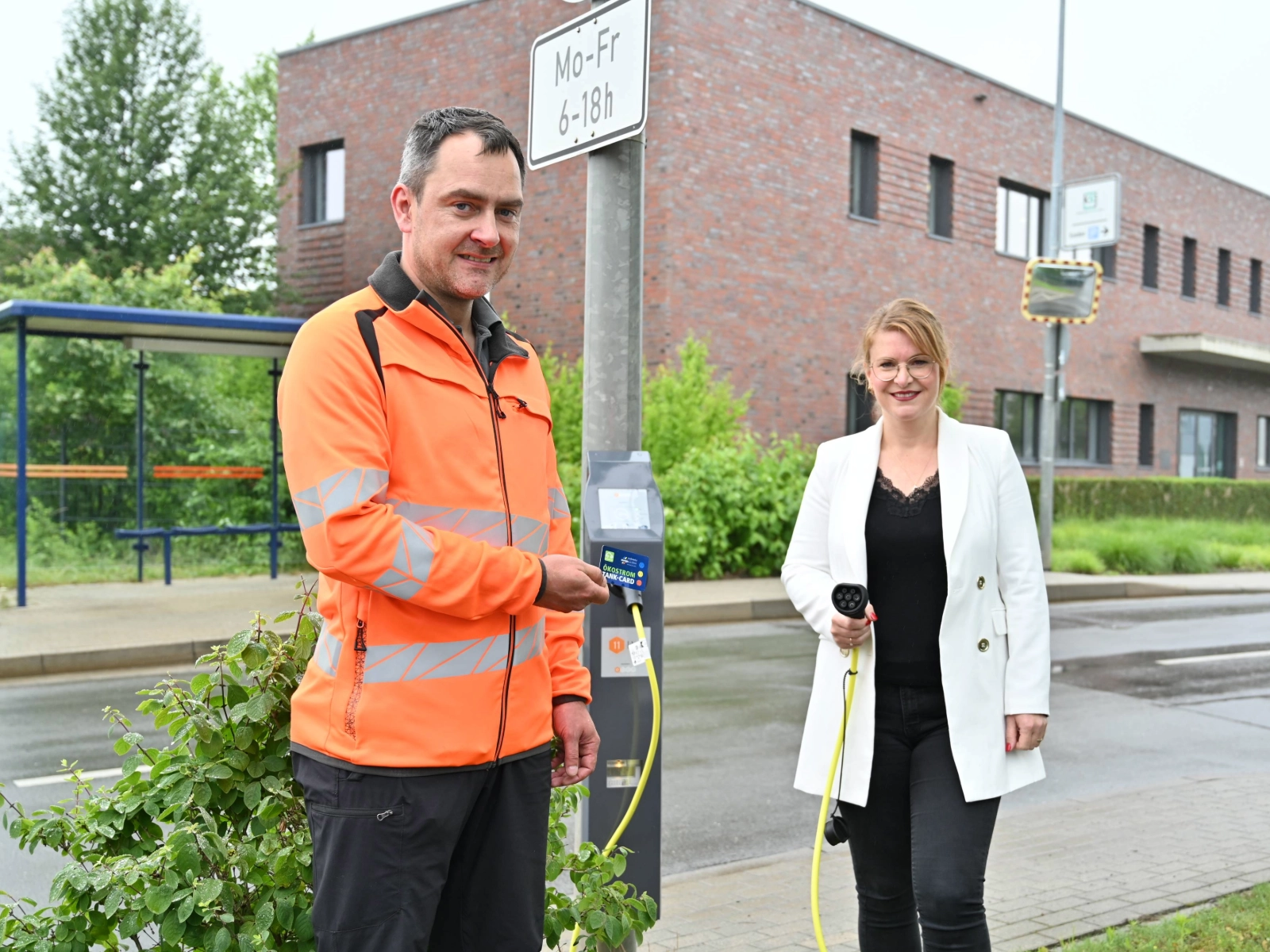 D. Neutert und Herr Hillesheim vor der Ladelaterne
