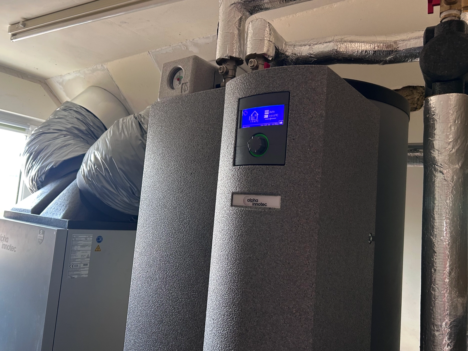 Wärmepumpen-Inneneinheit im Dachgeschoss zur Versorgung von Heizung und Warmwasser.