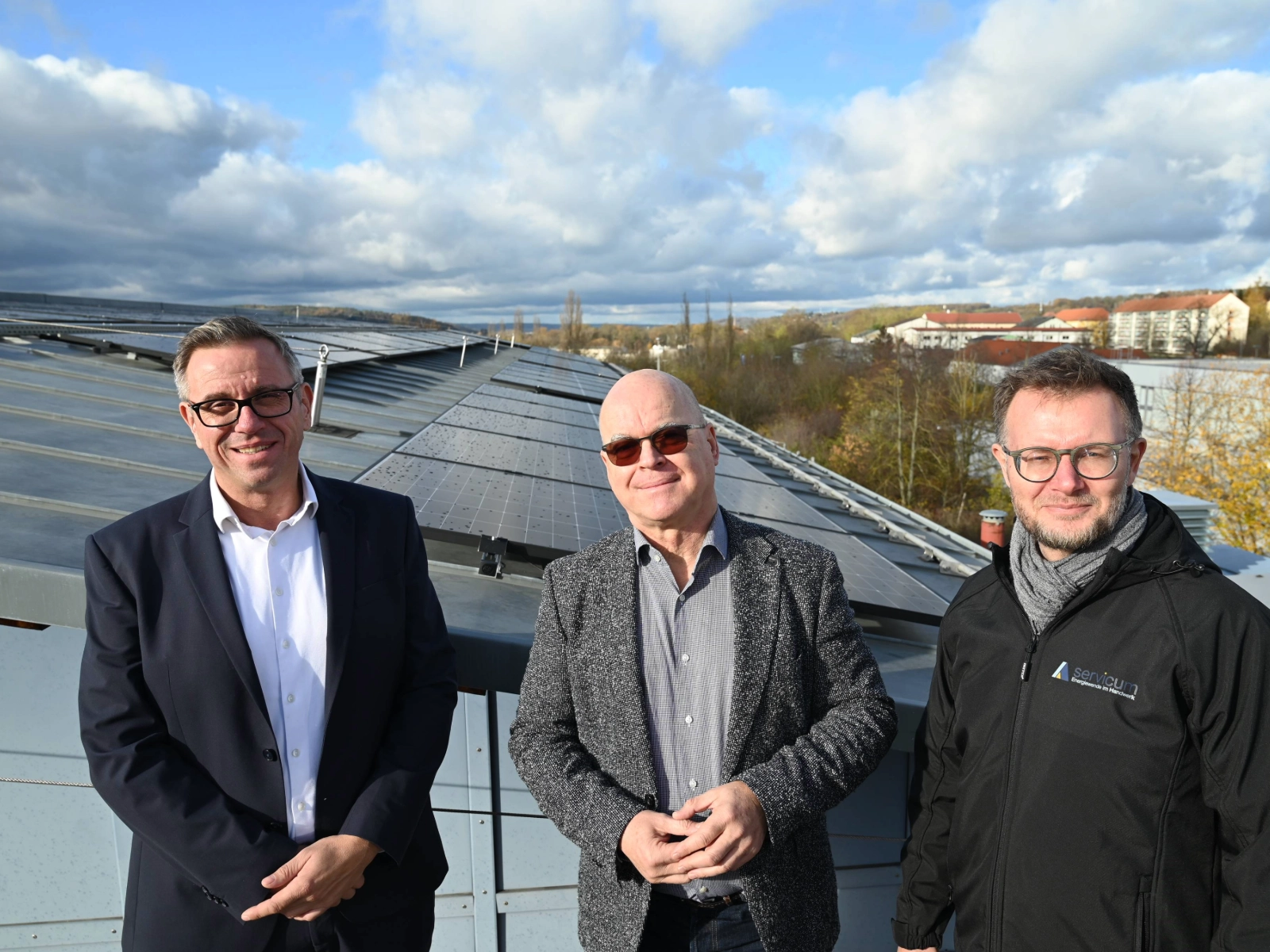 Stadtwerke-Geschäftsführer André Sack, IHK-Geschäftsführer Peter Höhne und Servicum-Geschäftsführer Stefan Fritschek vor einem Teil der neuen PV-Anlage.