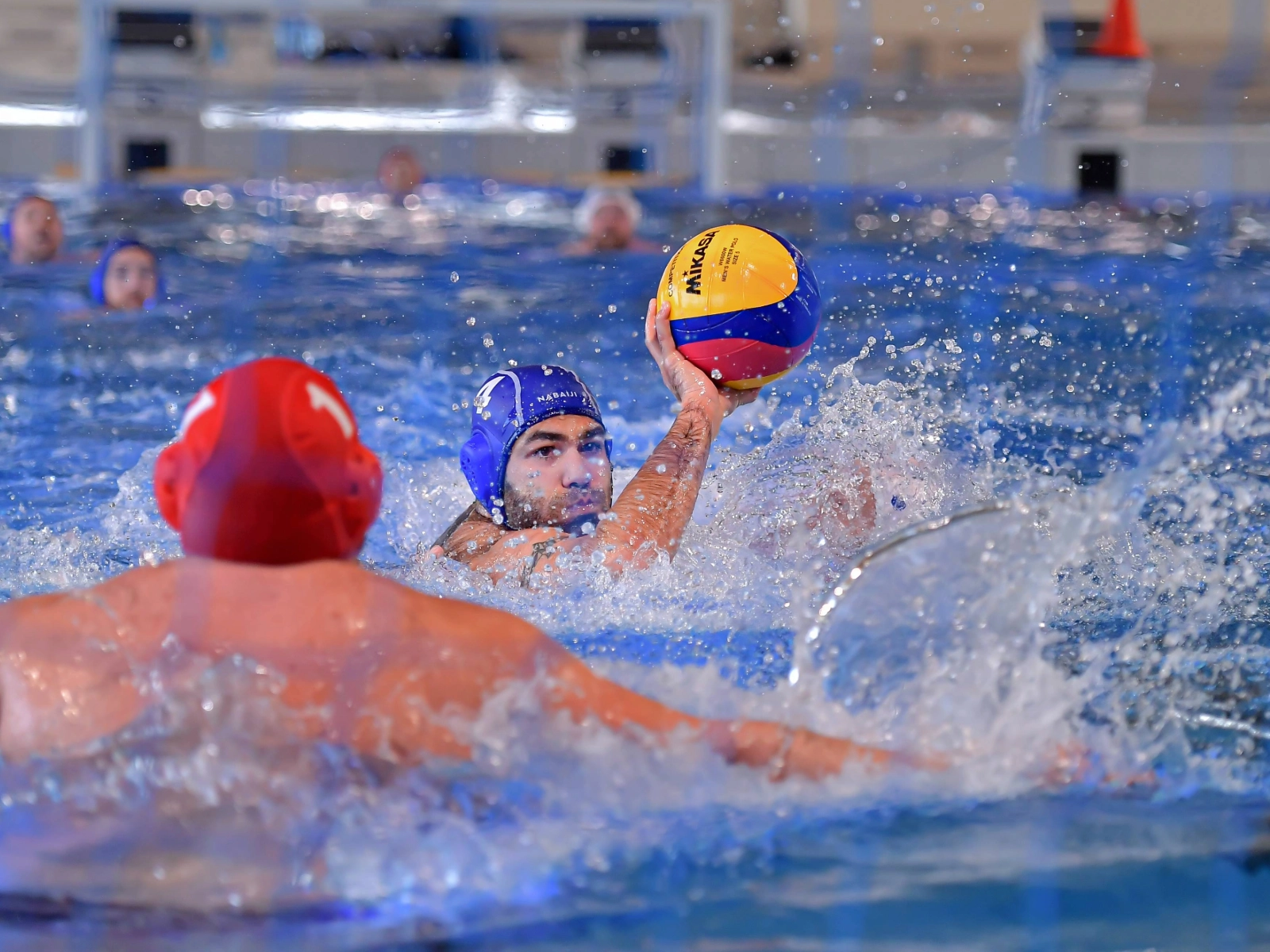 Personen spielen Wasserball 