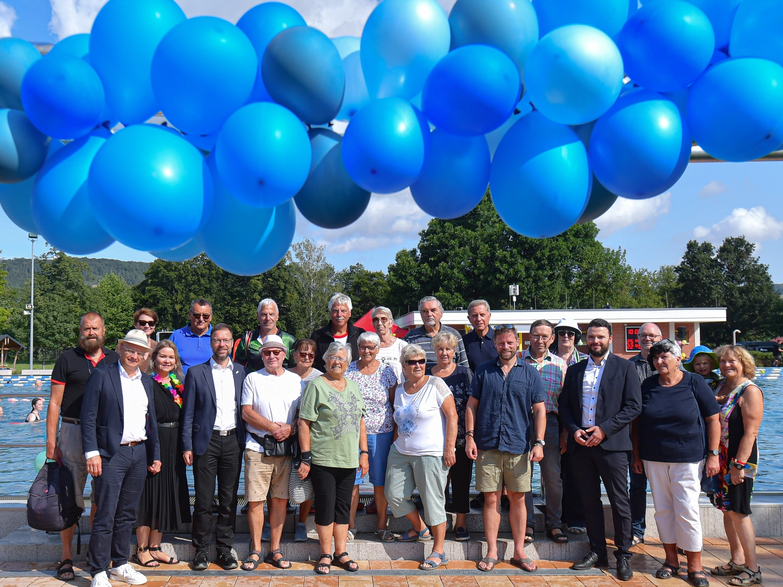70 Jahre Ostbad - Geladene Gäste während der Feierlichkeiten im Ostbad neben dem Schwimmbecken