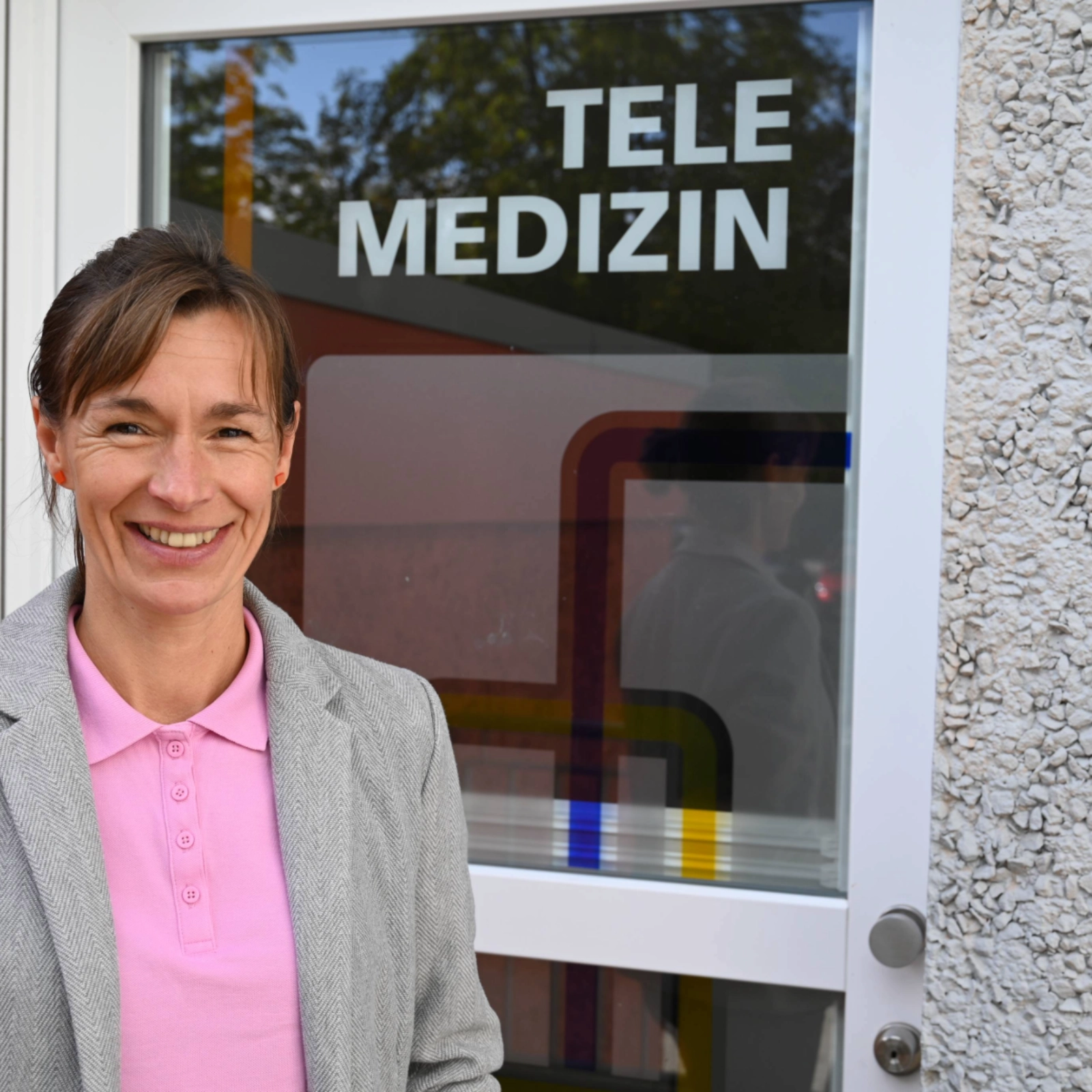 Mandy Steinbrück vor dem Telemedizinraum im Smarten Quartier Jena-Lobeda