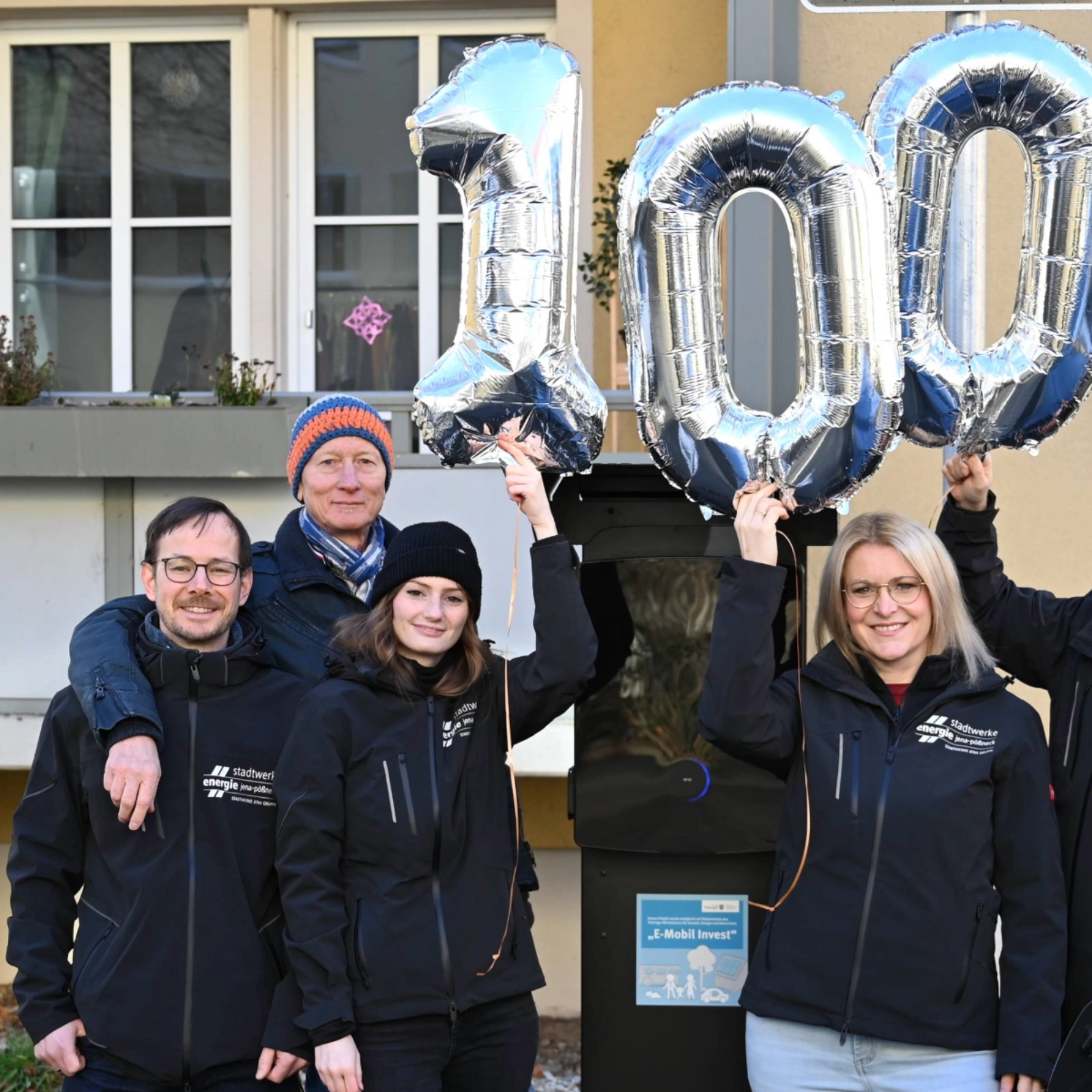 Das komplette Elektromobilitäts-Team der Stadtwerke Energie an der 100. öffentlichen Ladesäule in Jena – v.l.n.r. Andreas Well, Matthias Stüwe, Laura Auerbach-Gottschall, Djamila Neutert und Dennis Beyermann. 