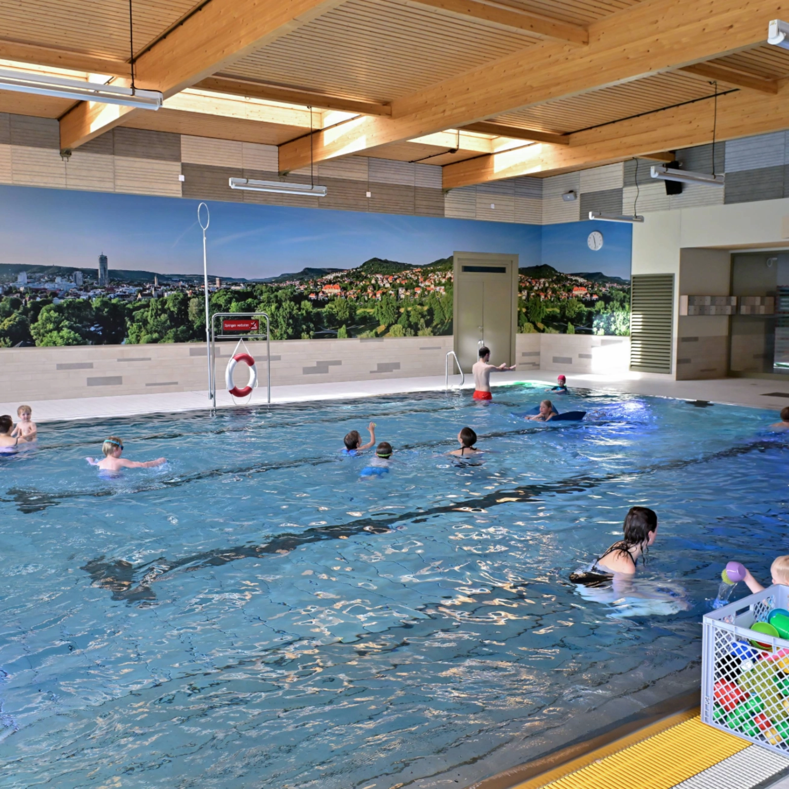 Personen in einem Schwimmbecken