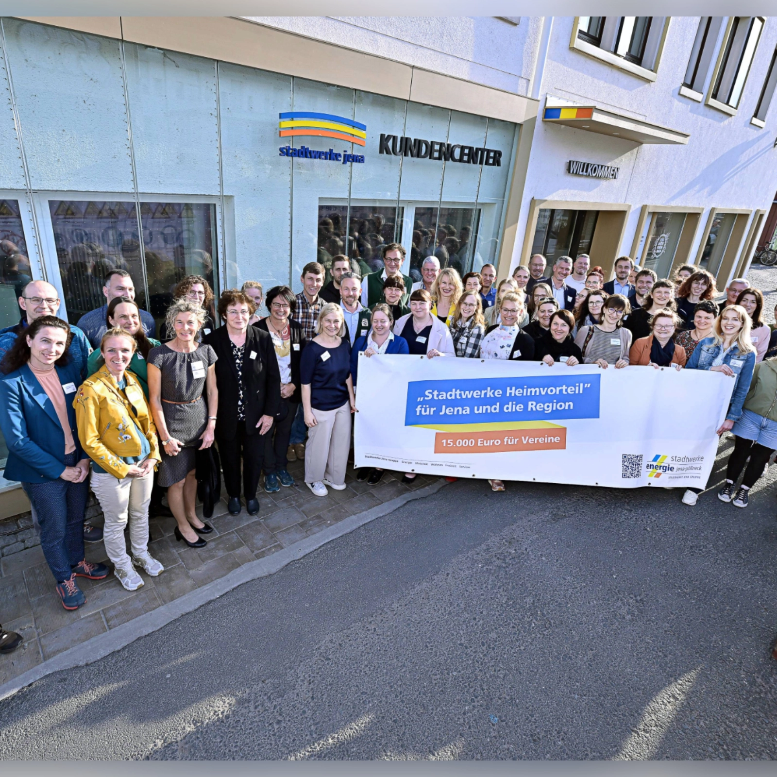 Gemeinsam stark für die Region: Vertreterinnen und Vertreter von den Stadtwerken Energie und der geförderten Vereine bei der Spendenübergabe des „Stadtwerke HEIMVORTEIL“ vor dem Kundencenter der Stadtwerke Jena Gruppe.
