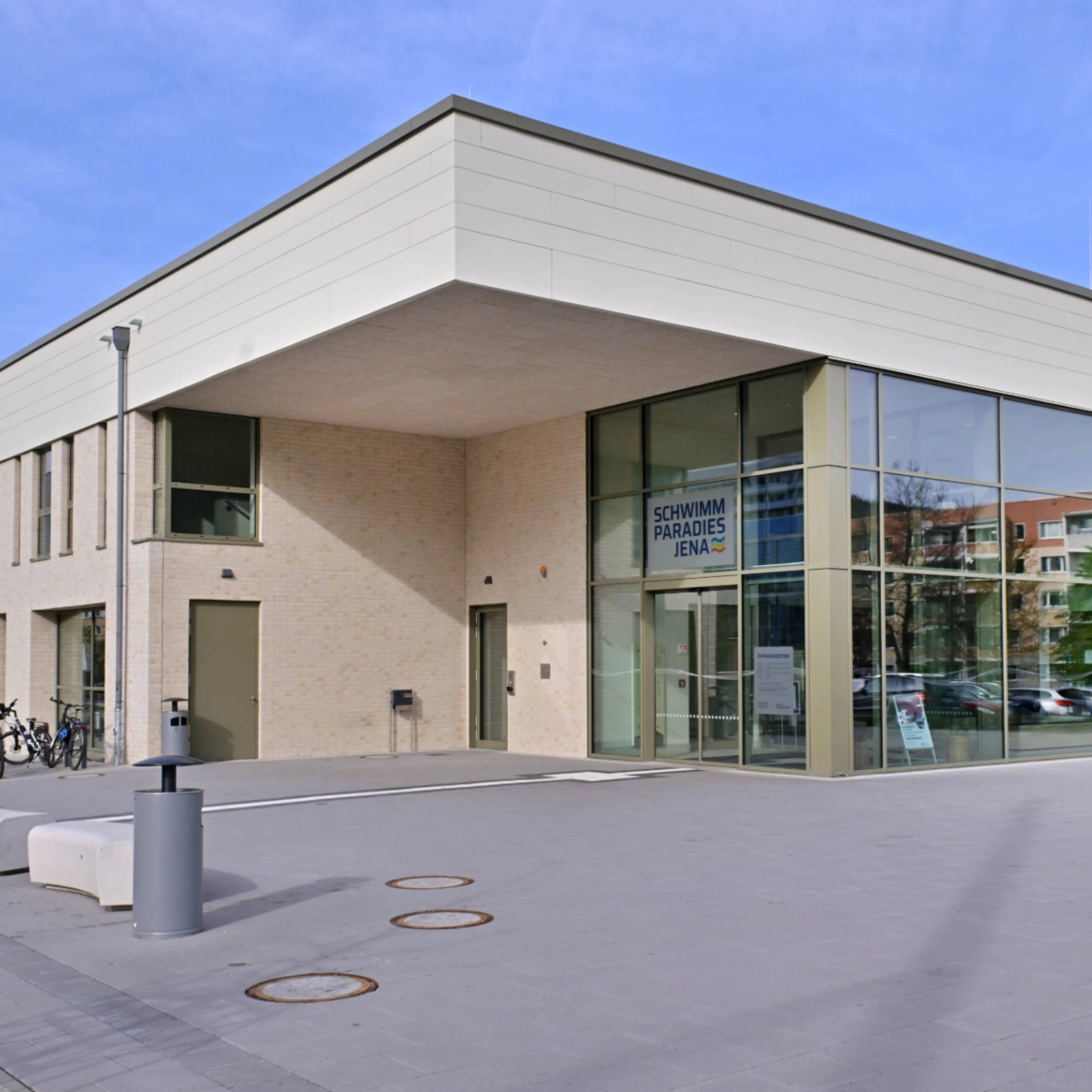 Außenansicht des Schwimmparadies Jena 
