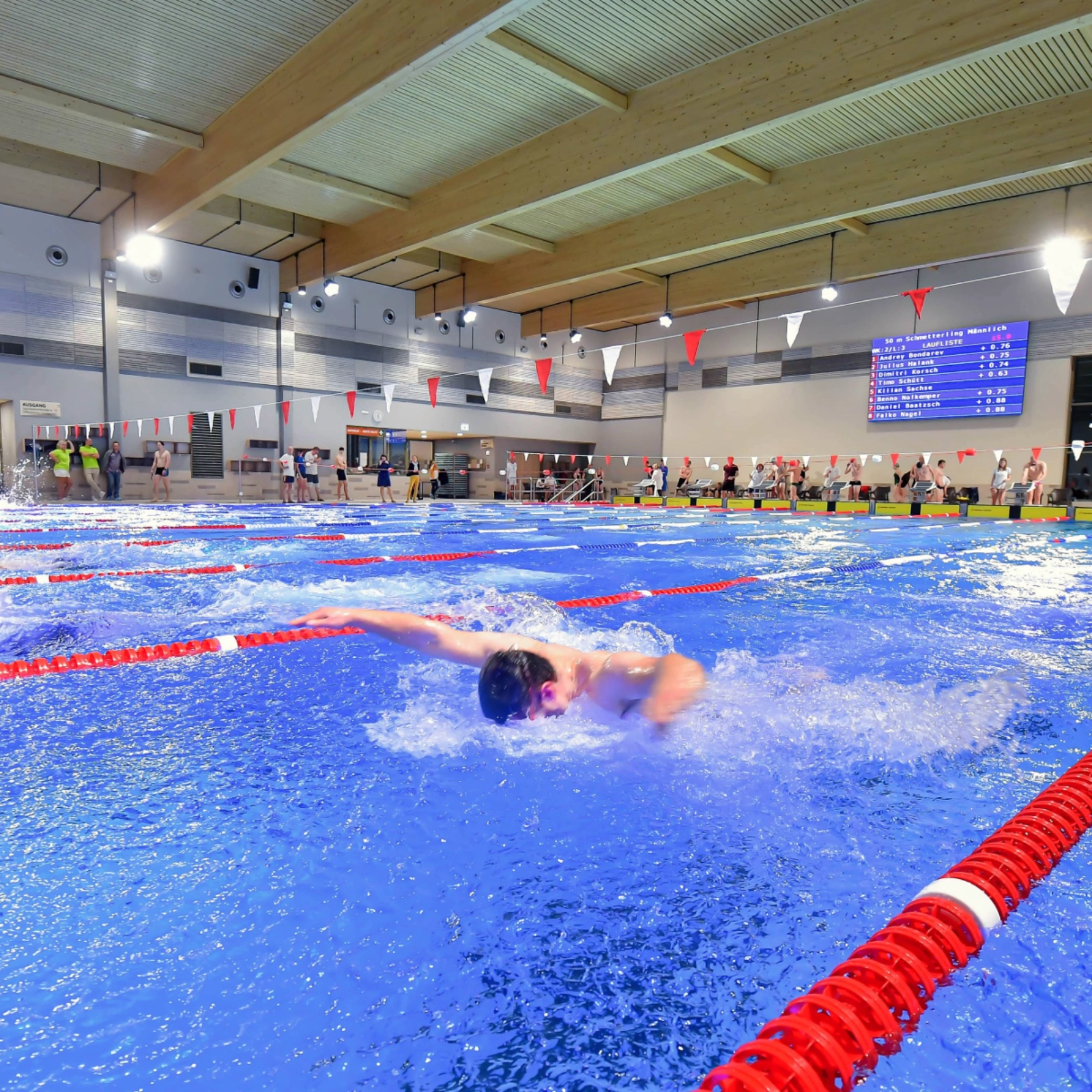 Personen schwimmen in einem Schwimmbecken 