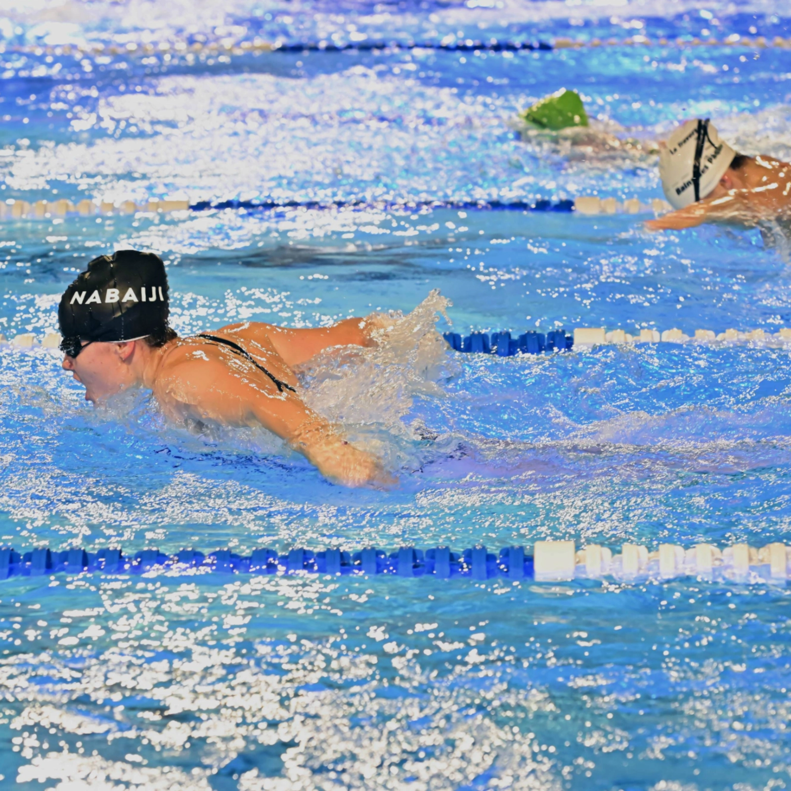 Personen schwimmen in einem Schwimmbecken 