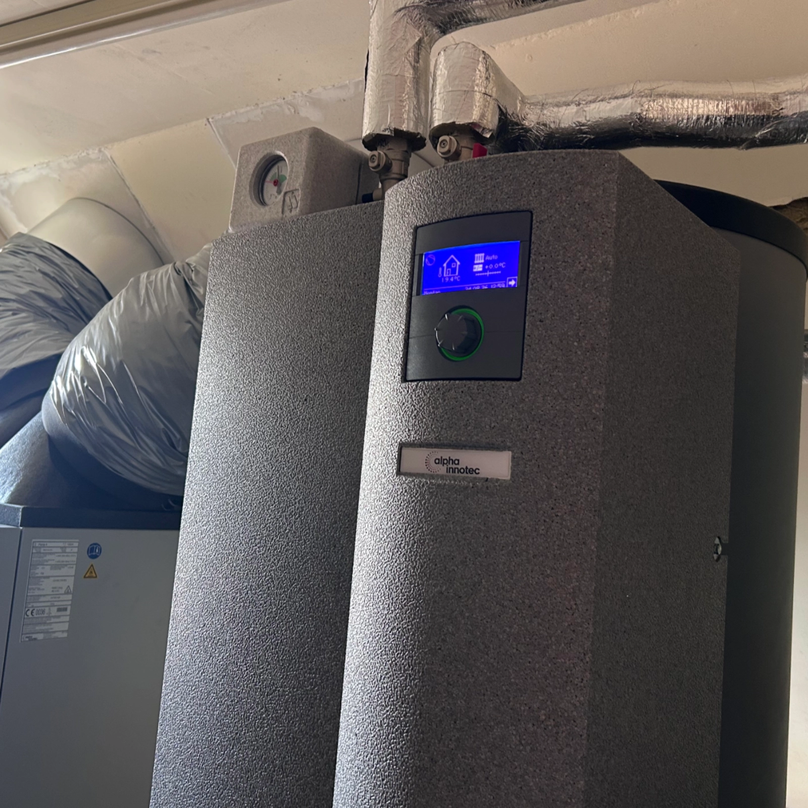 Wärmepumpen-Inneneinheit im Dachgeschoss zur Versorgung von Heizung und Warmwasser.