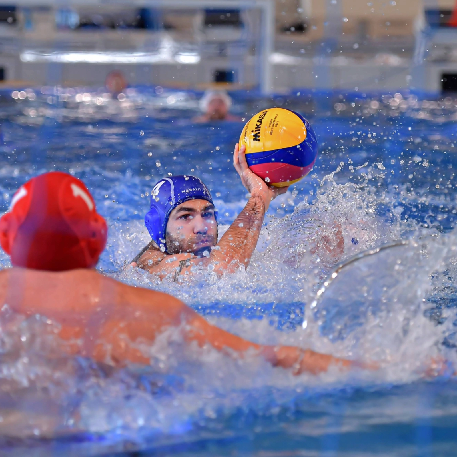 Personen spielen Wasserball 