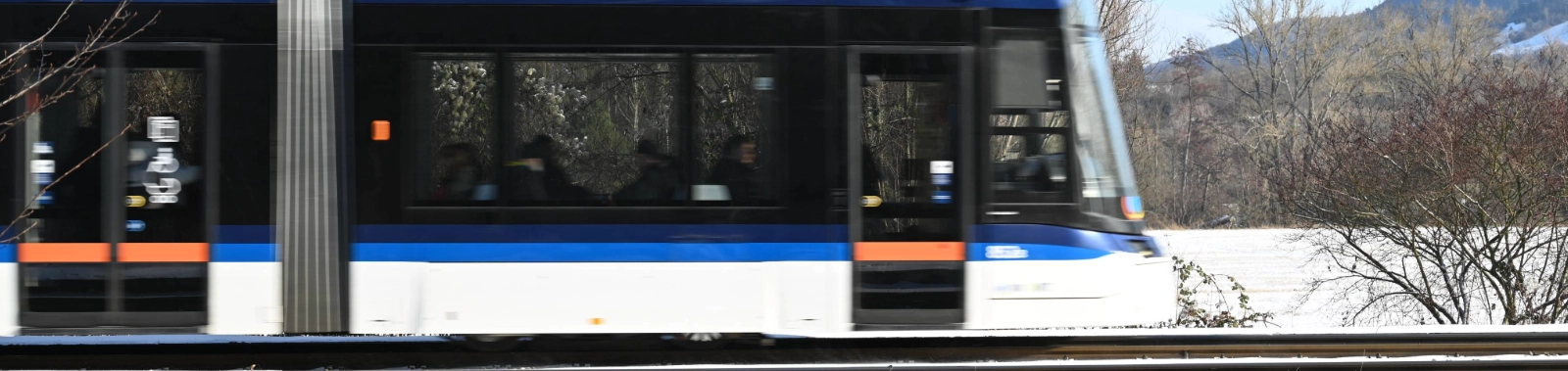 Eine Straßenbahn ist im Jenaer Winter unterwegs.