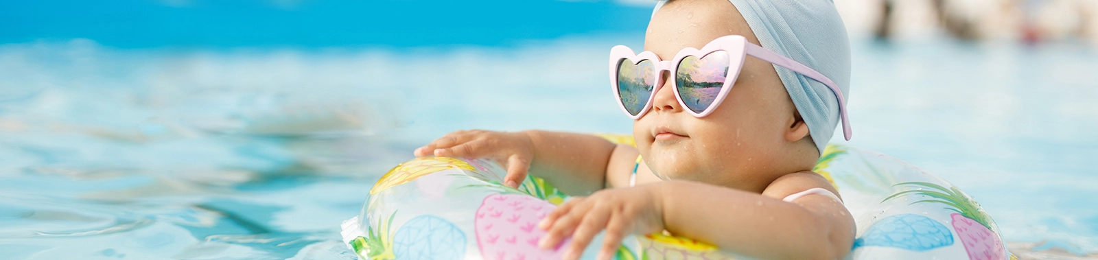 Ein Baby in einem Schwimmring 