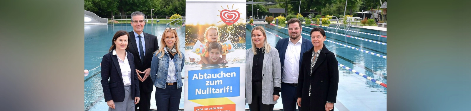 Präsentierten gemeinsam die Sponsoring-Sommerferienaktion 2025 im Jenaer Ostbad: v.l. Beatrice Weinberger (Pressesprecherin Carl Zeiss AG), Andreas Deiß (Vorstand WG Carl Zeiss eG), Ines Eckert (Leiterin Unternehmenskommunikation Stadtwerke Jena GmbH), Susan Zetzmann (Geschäftsführerin Jenaer Bäder und Freizeit GmbH), Johannes Schleußner, Vorsitzender des Bäderbeirats und Dezernent für Bildung, Jugend, Kultur und Sport und Simone Uhlemann (Leiterin Marketing/Öffentlichkeitsarbeit WG Carl Zeiss eG). 