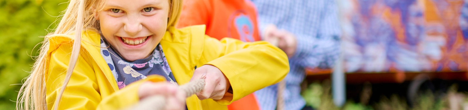 Ein Kind beim Tauziehen