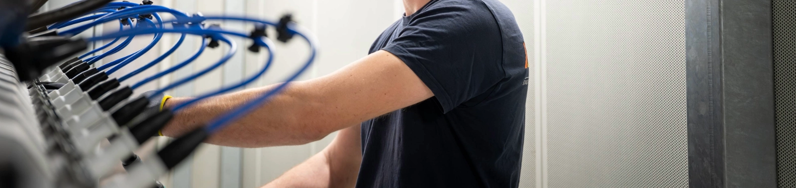 Stadtwerke Jena Netze Mitarbeiter wartet eine Anlage