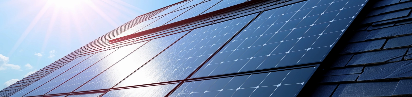 Die Sonne scheint auf Solaranlagen