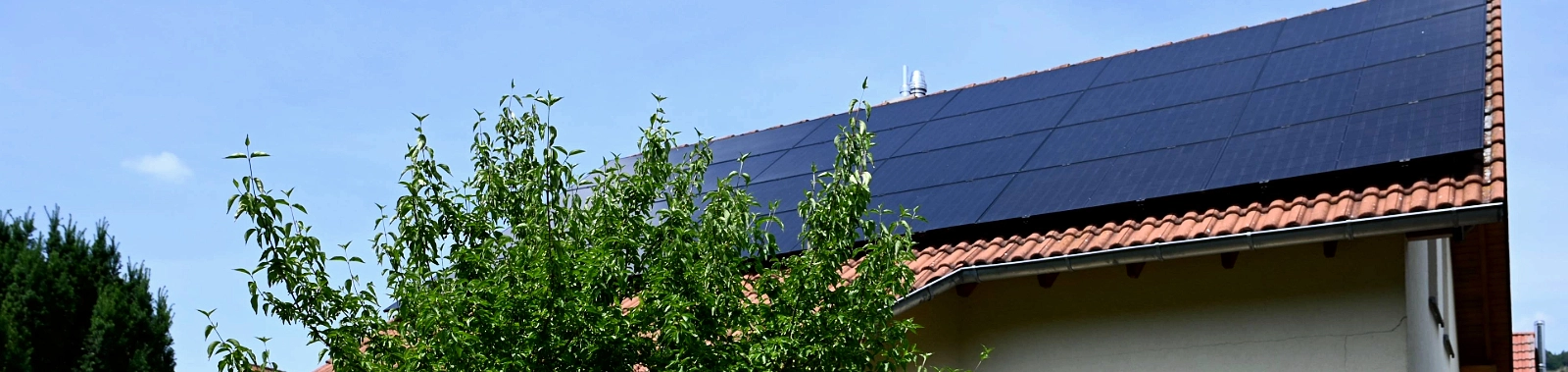 Das Haus von Familie Schulte mit PV-Anlage und Ladesäulenanschluss
