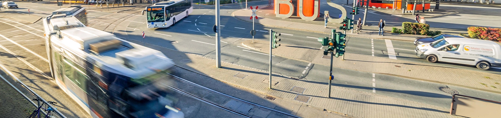 JNV Fahrzeuge am Busbahnhof