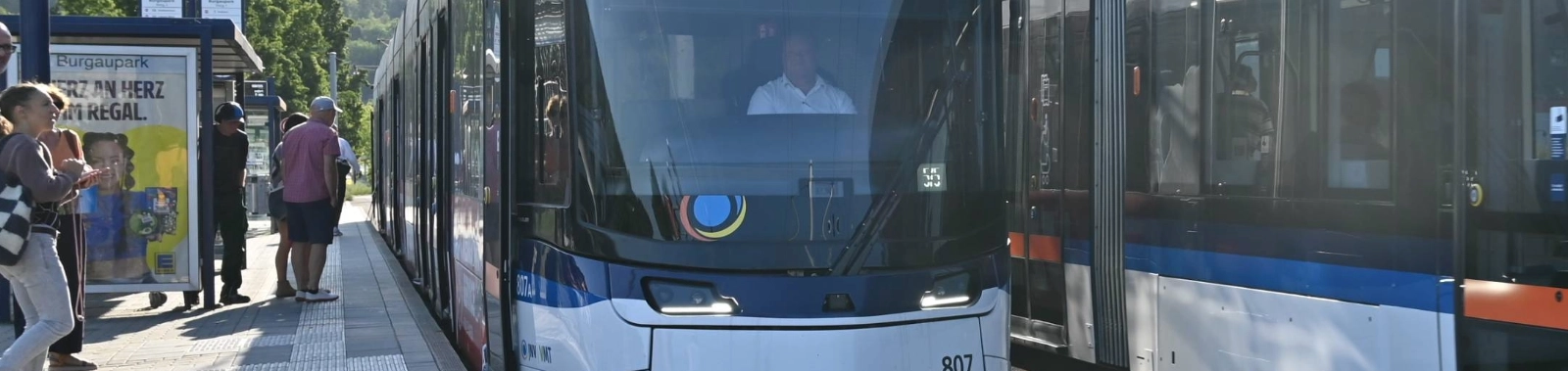 Aufgrund der Bauarbeiten zwischen Burgaupark und Göschwitz kann dieser Streckenabschnitt vom 1. September bis einschließlich 14. September 2025 durch die Straßenbahnlinien 1 und 3 nicht bedient werden. 