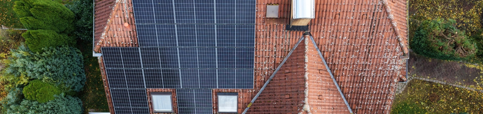 Luftaufnahme eines Wohnhauses in Kapellendorf mit großer Photovoltaikanlage auf dem Dach und Terrasse im Garten – Projekt der Stadtwerke Energie Jena-Pößneck. Luftaufnahme eines Wohnhauses in Kapellendorf mit großer Photovoltaikanlage auf dem Dach und Terrasse im Garten – Projekt der Stadtwerke Energie Jena-Pößneck.