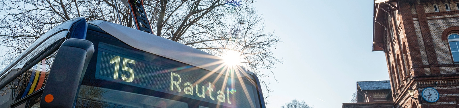 Ein Elektrobus der Linie 15 lädt an der Endhaltestelle Westbahnhof
