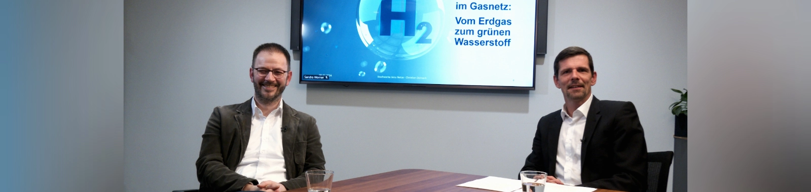 Zwei Männer sitzen an einem Tisch