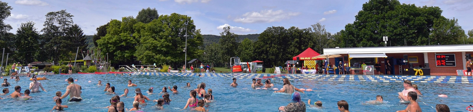 Badegäste planschen im Ostbad. 