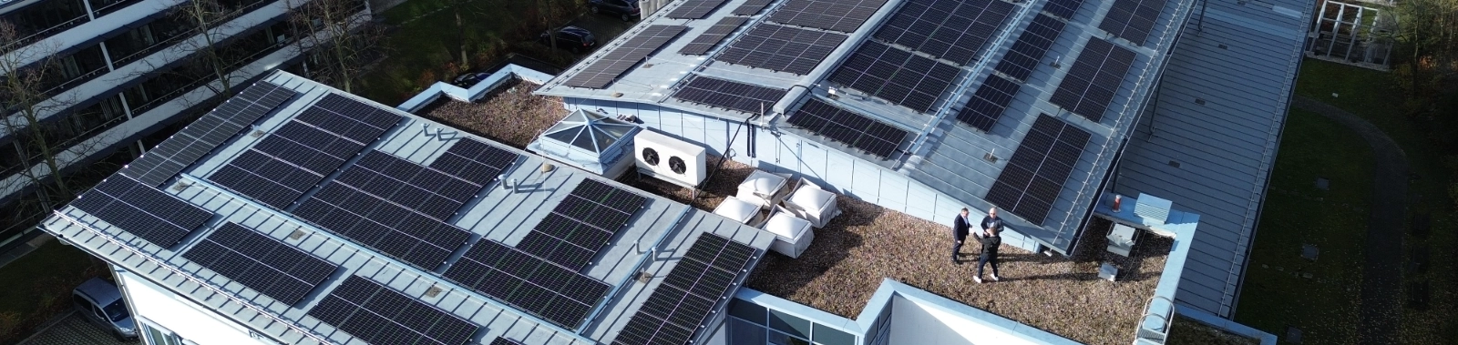 Die neue Photovoltaikanlage auf dem Bildungszentrum der Industrie- und Handelskammer (IHK) Ostthüringen in Gera wurde offiziell eingeweiht. 