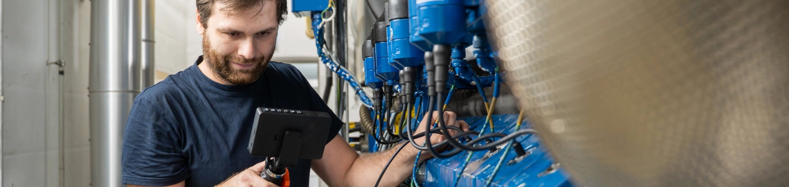 Stadtwerke Jena Netze Mitarbeiter wartet eine Anlage