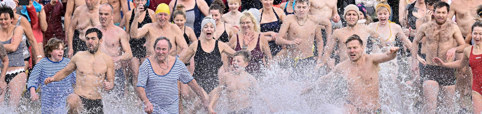 Trotz knackiger vier Grad Wassertemperatur wagten sich 600 mutige Schwimmerinnen und Schwimmer in die eisigen Fluten. 