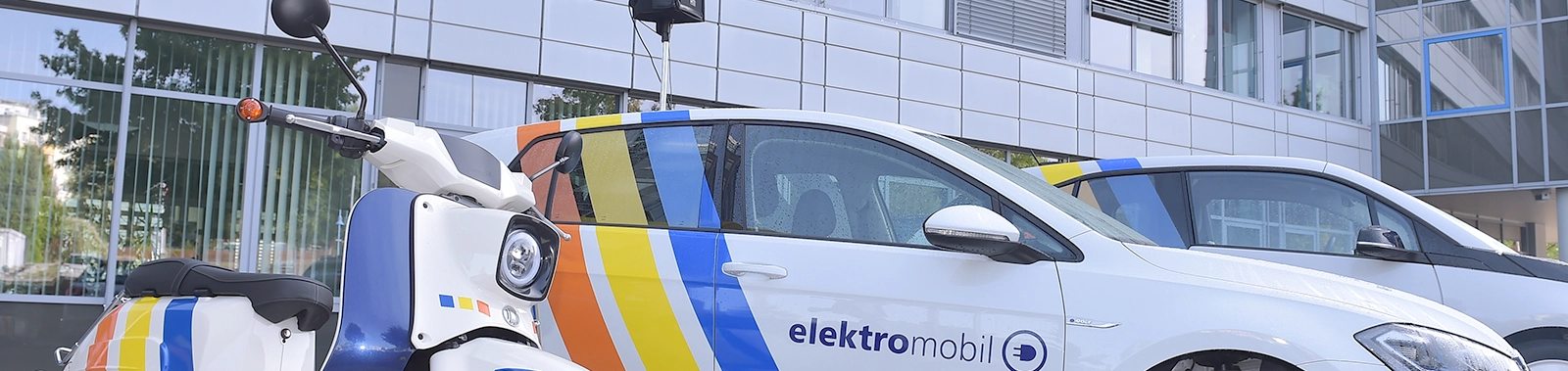 Elektro-Schwalbe und E-Golf vorm Stadtwerke-Haus