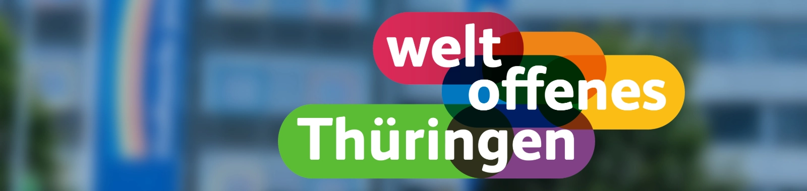 Logo weltoffenes Thüringen vor dem Hauptgeschäftsgebäude der Stadtwerke Jena