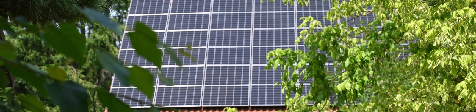 Das Haus von Familie Vanderbeke mit PV-Anlage und Ladesäulenanschluss