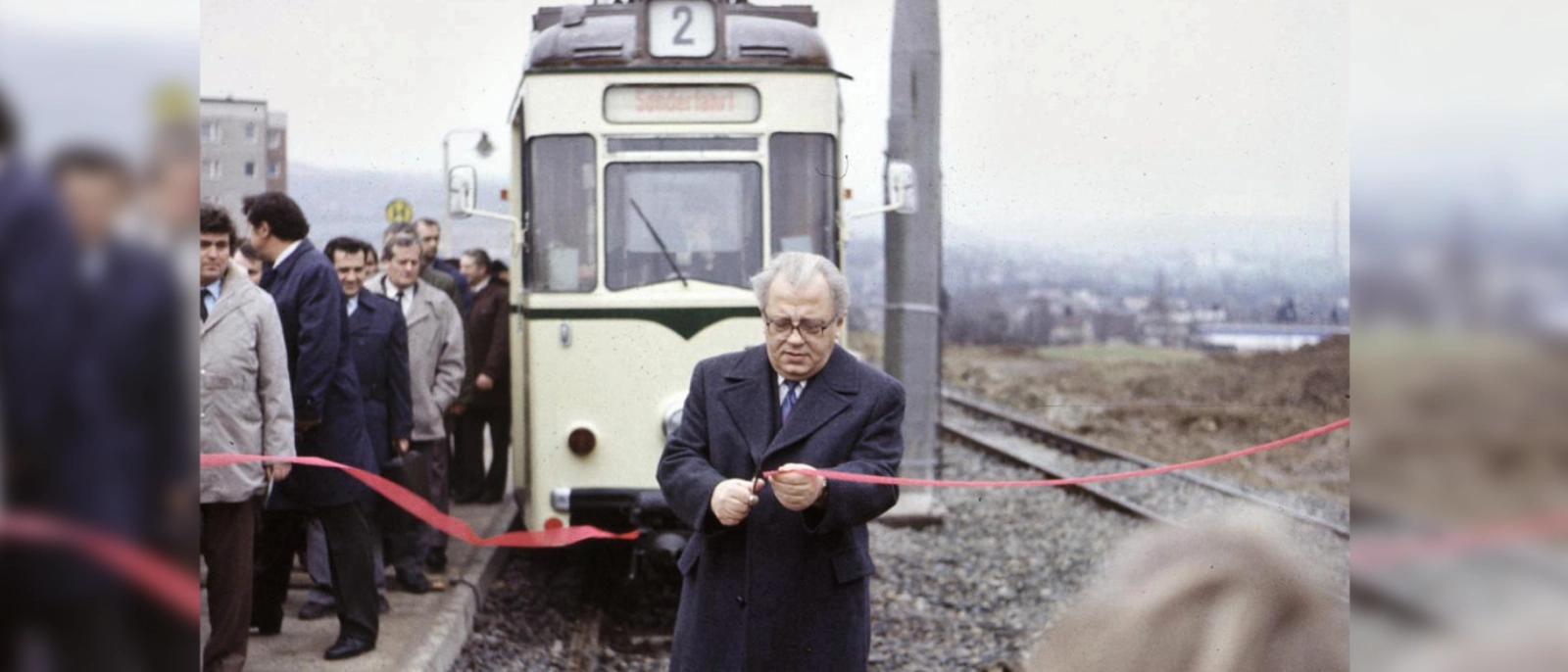 Feierliche Eröffnung des zweiten Gleises nach Winzerla. An der Schere Zeiss-Generaldirektor Wolfgang Biermann. 