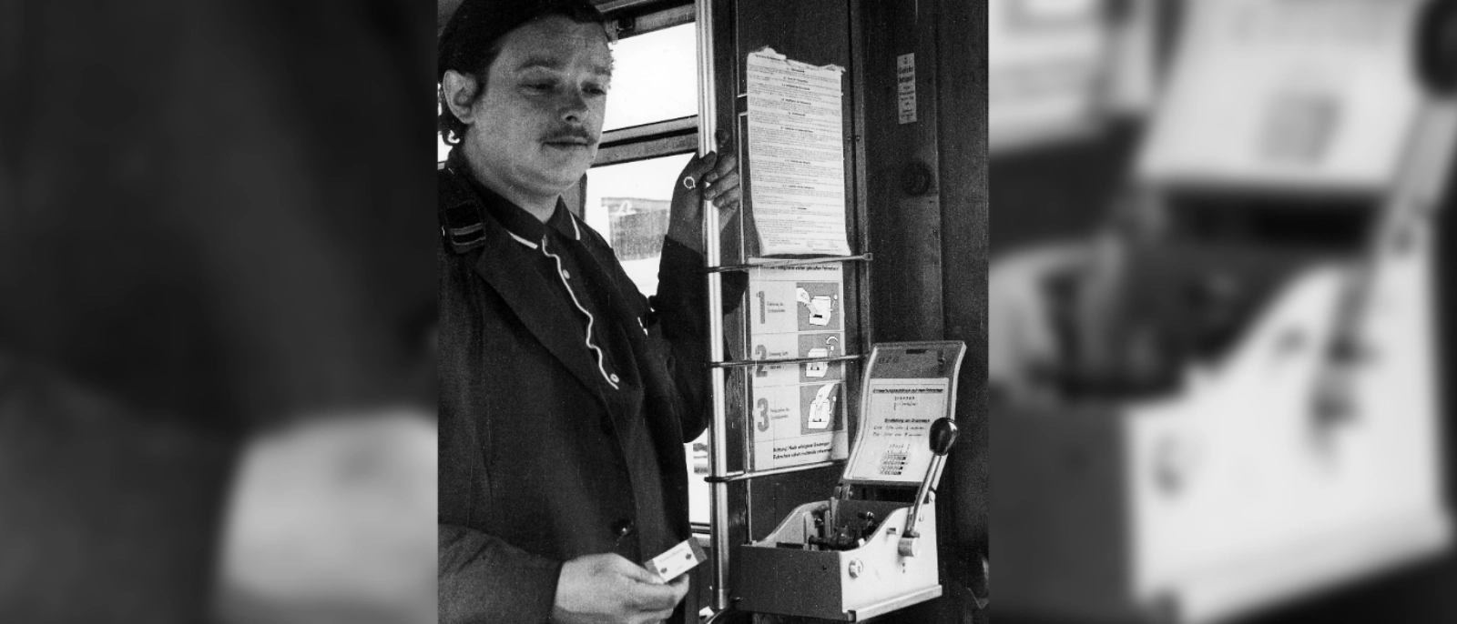 Ein Fahrgast entwertet seinen Fahrschein an einem Entwerter. Historisches Bild. 