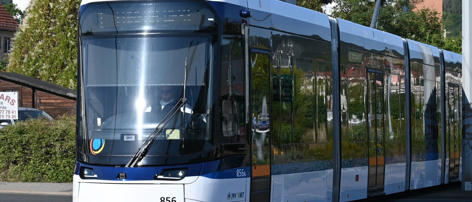Eine Bahn fährt Richtung Burgau. 