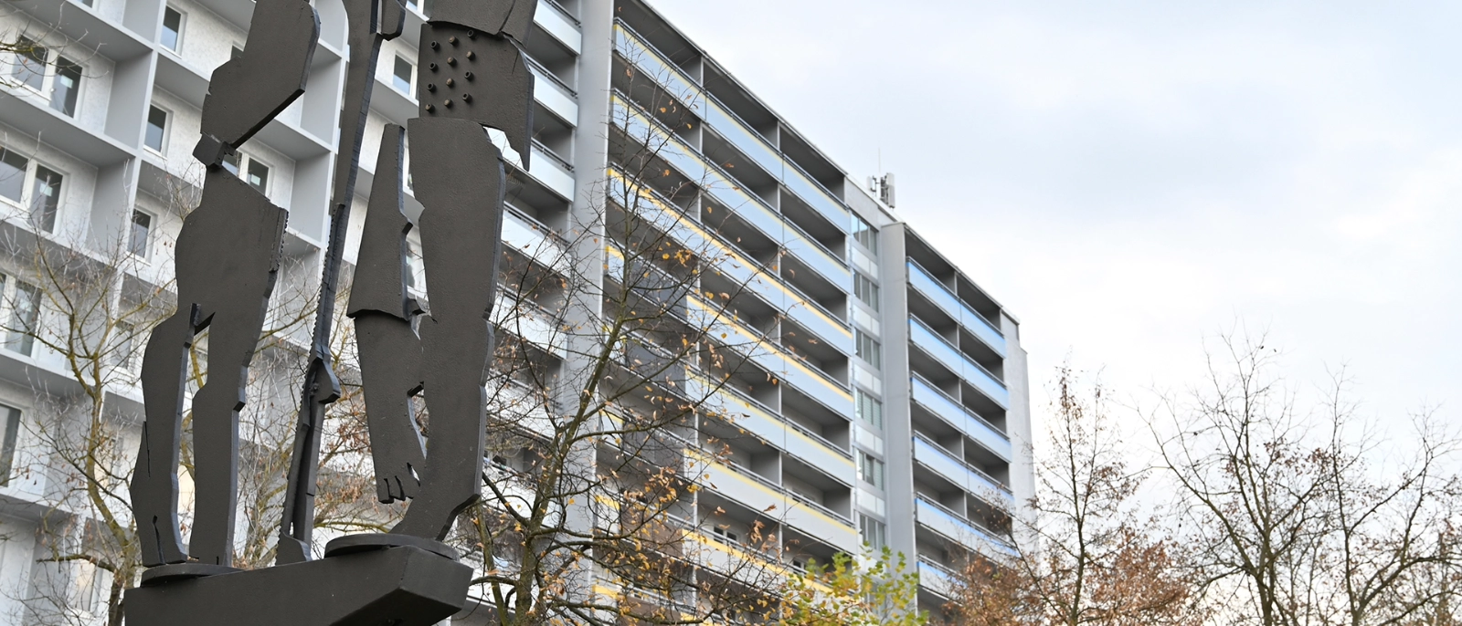 Das Modellquartier am Salvador-Allende-Platz in Jena Lobeda-Ost ist ein DDR-Plattenbaukomplex vom Typ WBS70. Im Rahmen der Sanierung erhalten alle Wohnungen eine Balkon-PV-Anlage zur Eigenstromerzeugung und direkten Nutzung durch die Mieterinnen und Mieter. 