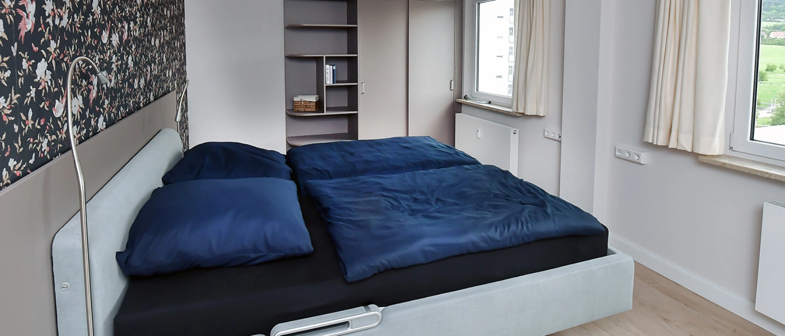 Schlafzimmer eines Apartments im smarten Quartier