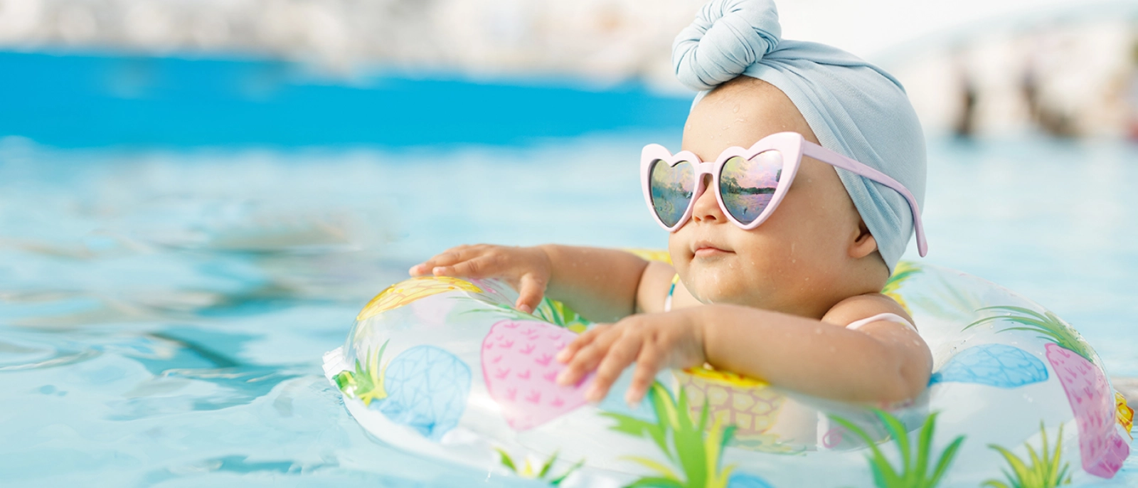 Ein Baby in einem Schwimmring 