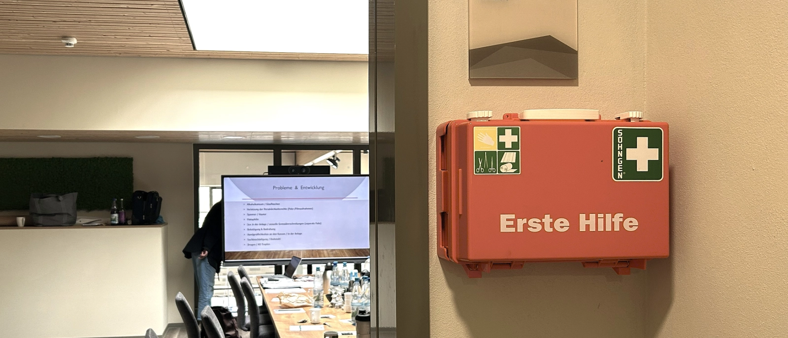 Die Jenaer Bäder haben kürzlich 26 Mitarbeitende in professioneller Gewaltprävention und Konfliktmanagement geschult.