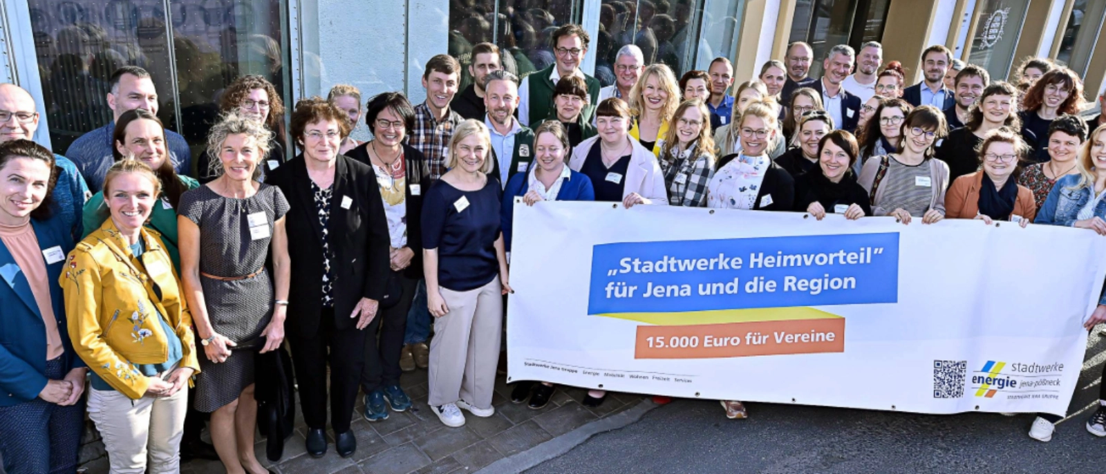 Gemeinsam stark für die Region: Vertreterinnen und Vertreter von den Stadtwerken Energie und der geförderten Vereine bei der Spendenübergabe des „Stadtwerke HEIMVORTEIL“ vor dem Kundencenter der Stadtwerke Jena Gruppe.