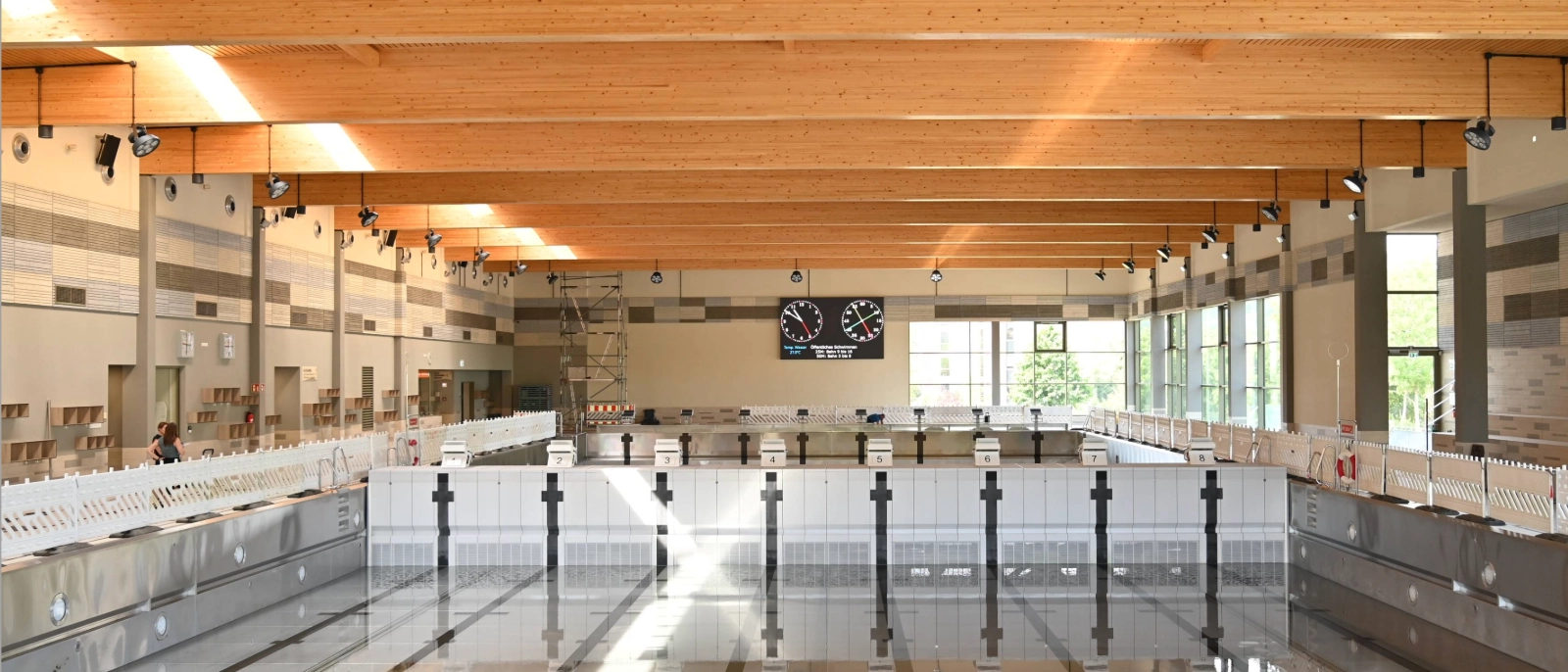 In der Sportschwimmhalle „Schwimmparadies Jena“ haben wie geplant die turnusmäßigen Wartungs- und Reinigungsarbeiten begonnen. Seit vergangenem Freitag, dem 11. Juli 2025, ist die Sportstätte geschlossen.