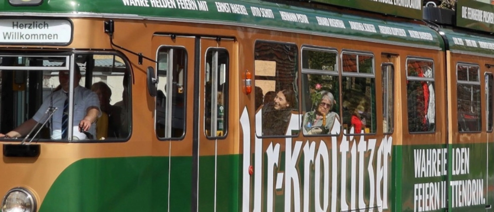 Der Jenaer Nahverkehr lädt in der Adventszeit wieder zu besonderen Sonderfahrten mit der Ur-Krostitzer Partybahn.