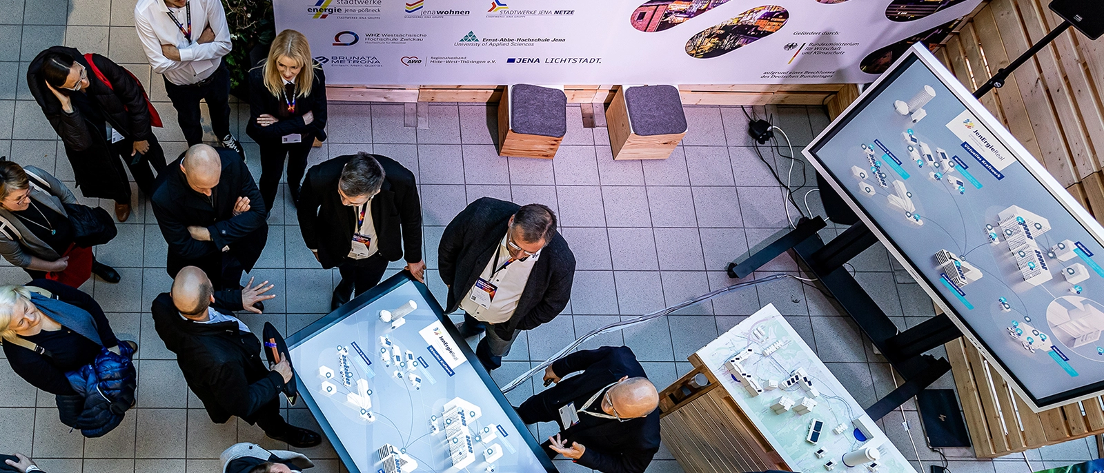 Großes Interesse und spannende Gespräche am Stand der Stadtwerke Jena auf dem Digital-Gipfel der Bundesregierung in Jena. In ihrem Reallabor der Energiewende JenErgieReal demonstrieren die Stadtwerke gemeinsam mit Partnern, wie mittels künstlicher Intelligenz Energiewende in Städten bedarfsgerecht und bezahlbar gelingen kann. ©Digitalverband eco