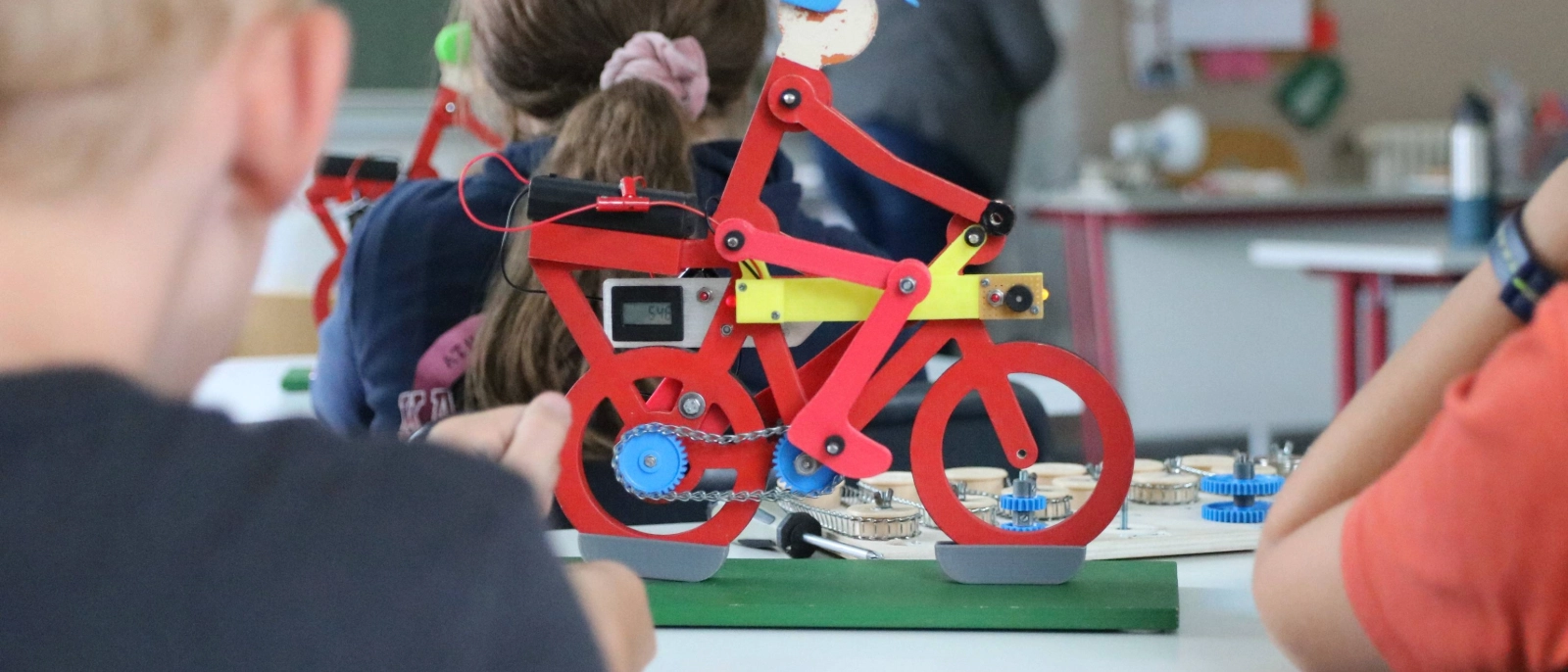 Mit Sonnenkraft auf Tour: Beim Solarprojekttag bauen die Kinder unter Anleitung ihren eigenen „Solarradler“ – und erleben spielerisch, wie Sonnenenergie in Bewegung umgesetzt werden kann.