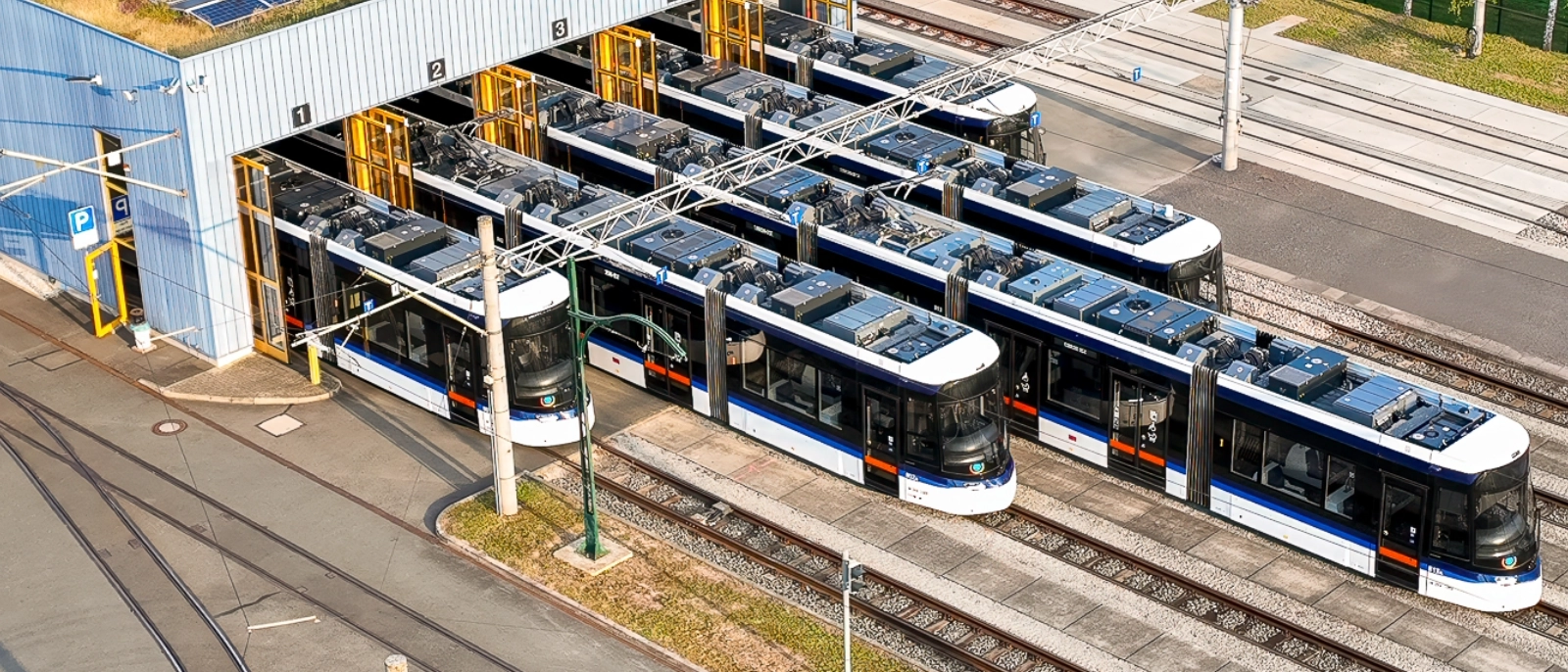 Straßenbahnen des Jenaer Nahverkehrs stehen im Depot. 