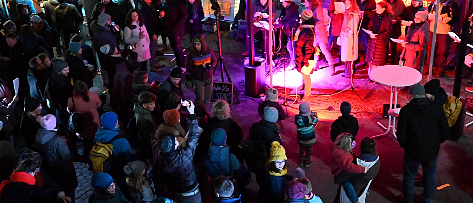 Musik vor dem Stadtwerke Kundencenter im Rahmen des Musikalischen Weihnachtskalenders Jena.