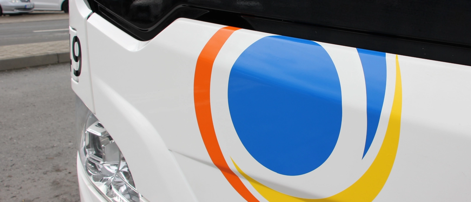 Symbolbild JES Bus mit neuem Logo.