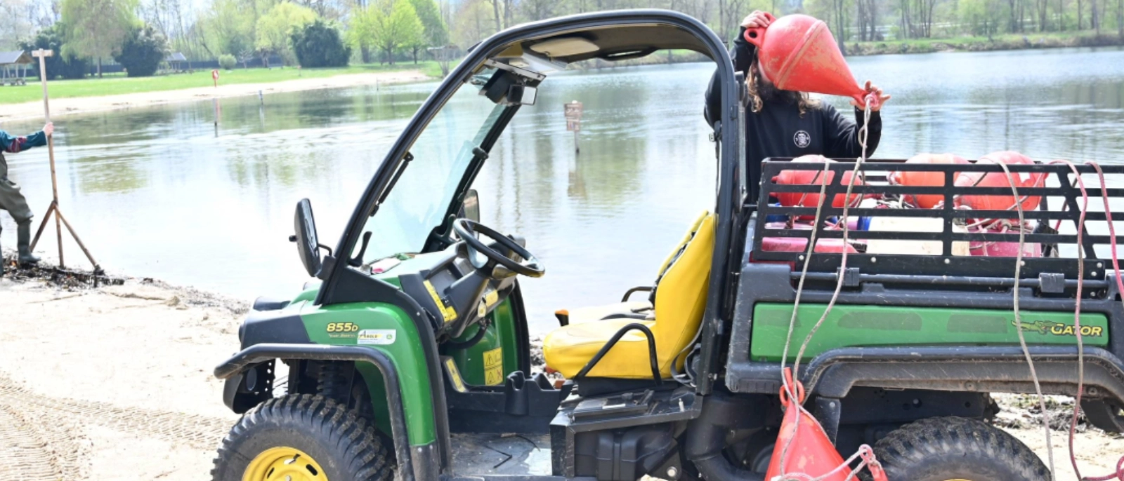 “Wasserbojen verteilen”: Vor dem Saisonstart im Südbad werden unter anderem Bojen gesetzt und die Wasserflächen für den Badebetrieb vorbereitet.   