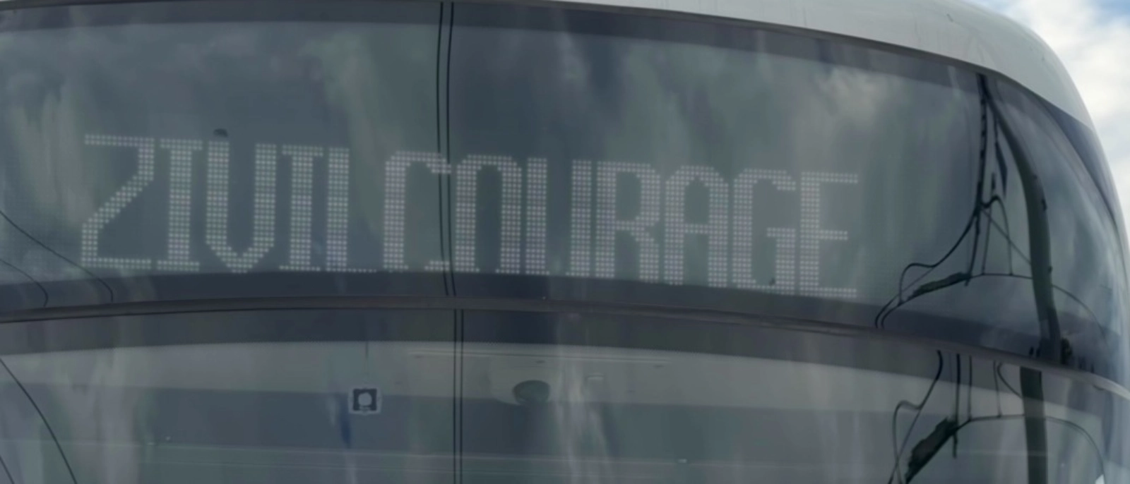 Detailaufnahme einer Straßenbahn mit dem Schriftzug „Zivilcourage“.